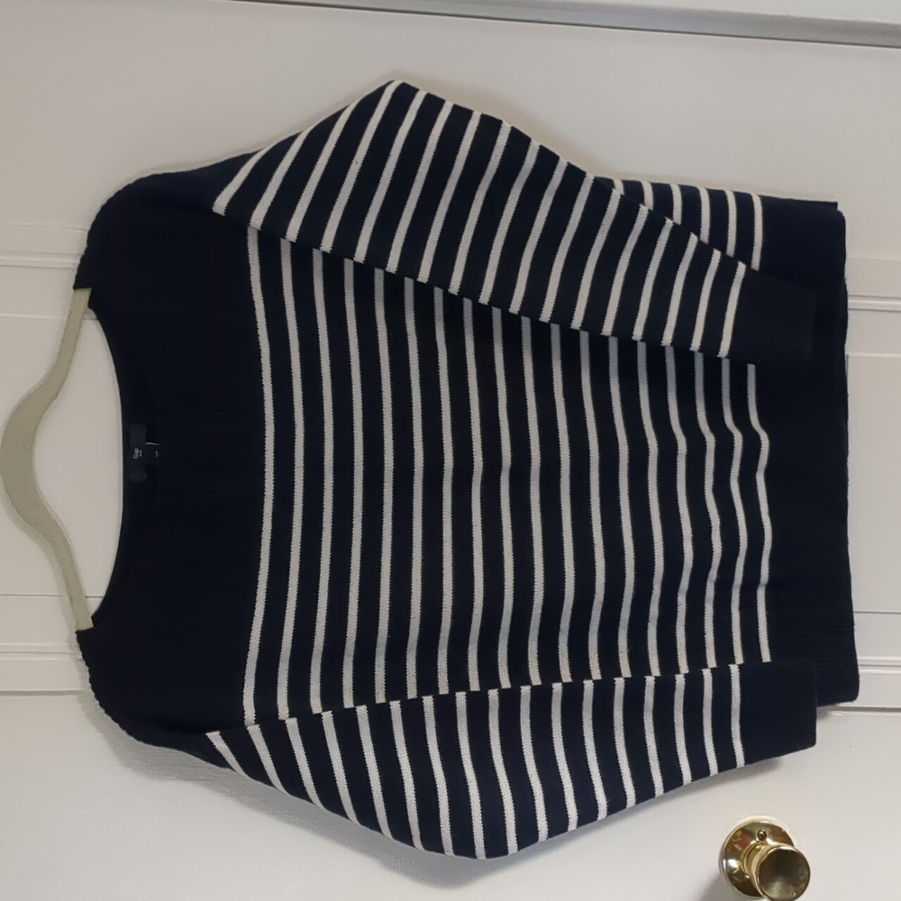 Gap sweater, size M, navy and white